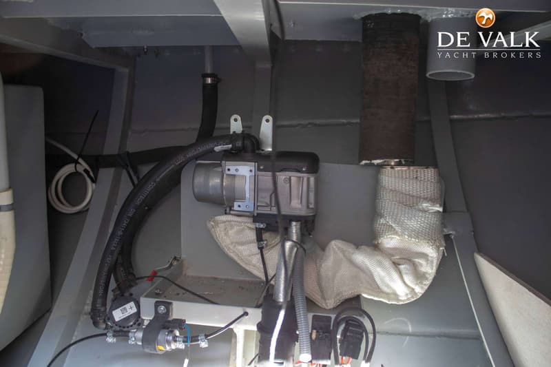 Een detailfoto van een verwarmingssysteem met slangen en bedrading in een boot. — Bloemsma Zeilkotter Aluminium