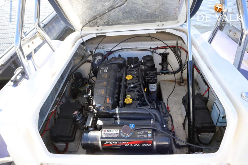 Een open motorruimte met een zwarte Mercury MerCruiser Diesel D4.2L 300 motor.