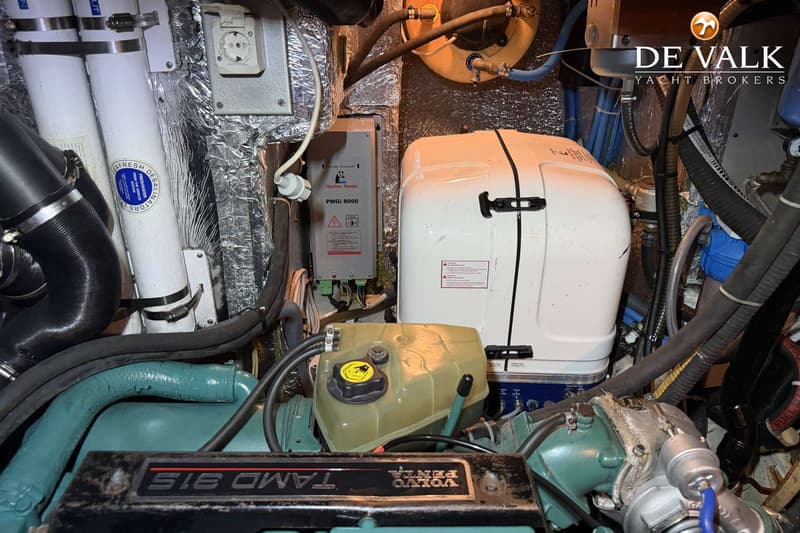 Een close-up van een motorruimte met een Volvo Penta TAMD 315 motor, een Fischer Panda PMGI 8000 generator en een Seafresh…