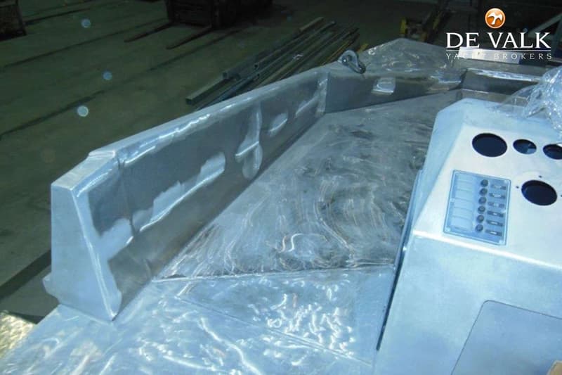 Een onafgewerkte aluminium boot met een bedieningspaneel en een logo van "DE VALK YACHT BROKERS". — Tera 4 T9 Prime