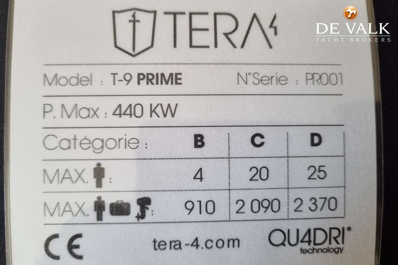 Een close-up van een wit label met zwarte tekst en logo's, waaronder "TERA", "DE VALK YACHT BROKERS" en "QU4DRI technology".