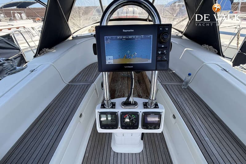 Een Raymarine hybride touch plotter met kaartweergave en drie Raymarine instrumenten zijn zichtbaar op een stuurstand.