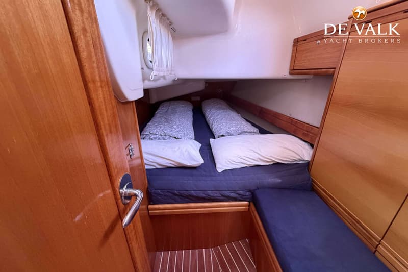 De foto toont een kajuit met een tweepersoonsbed, twee kussens en twee dekbedden, en een houten vloer. — Bavaria 40 Cruiser