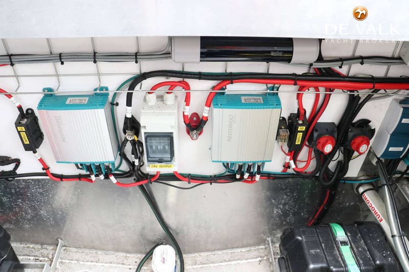 De foto toont een detail van de elektrische installatie met twee Mastervolt omvormers, bedrading en schakelaars.