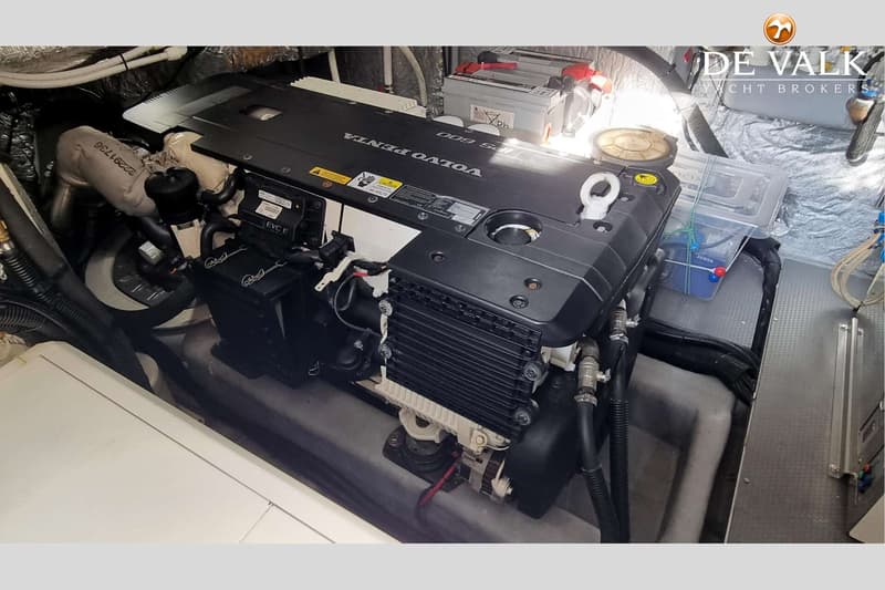 Een Volvo Penta IPS 600 motor met EVC E-systeem en accu's is zichtbaar in een motorruimte.