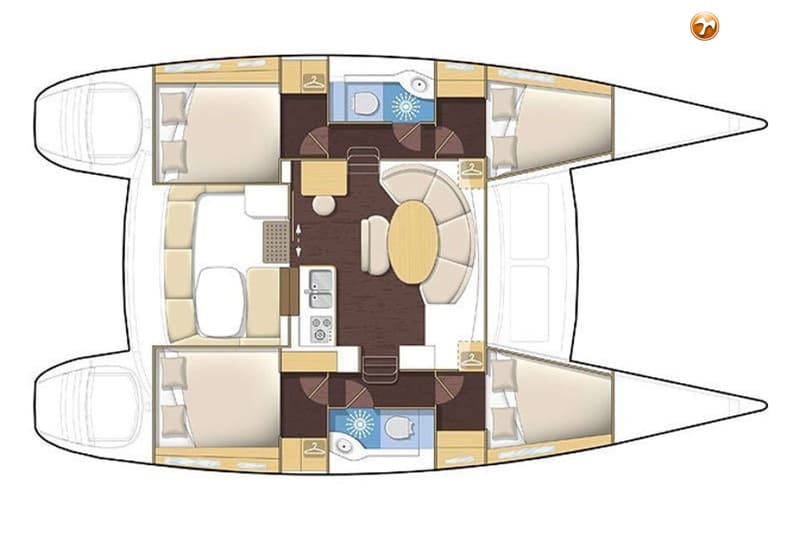 Een bovenaanzicht van de indeling van een catamaran met vier slaapkamers, twee badkamers en een centrale woonruimte.