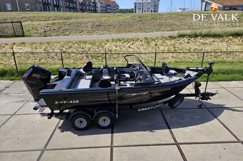 Een zwarte Crestliner boot met een Mercury 200 pk motor staat op een trailer, met registratienummer 3-YF-428.