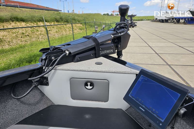 Een Garmin-trollingmotor en een Garmin-scherm zijn zichtbaar op de boeg van een boot. — Crestliner Sportfish 2050