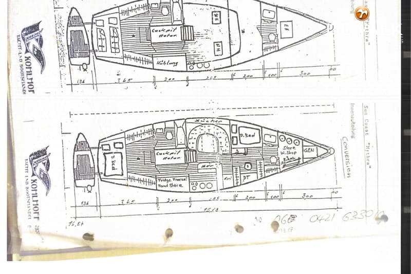 De foto toont twee gedetailleerde technische tekeningen van de indeling van een boot, met afmetingen en labels in het Duits.