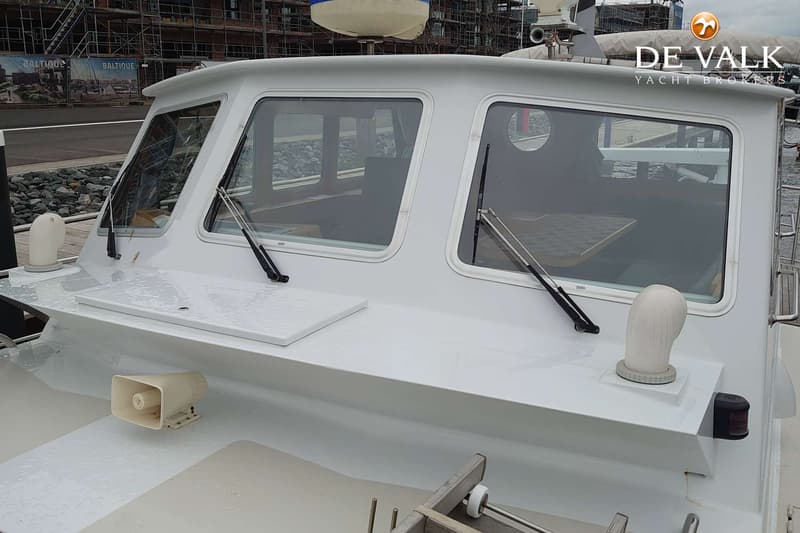 De foto toont de voorkant van een witte boot met twee ramen, ruitenwissers en een megafoon. — Pilot 44