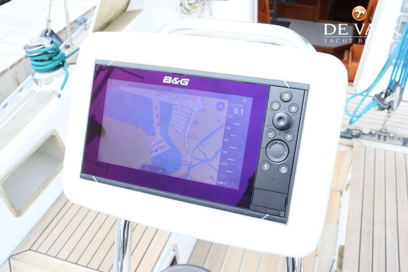 Een B&G Zeus 3S plotter met een kaartweergave en navigatiegegevens is gemonteerd op een boot met een teakdek. — Faurby 396