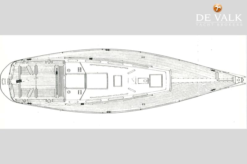Een technische tekening van een boot, bovenaanzicht, met de tekst "DE VALK YACHT BROKERS" in de rechterbovenhoek.