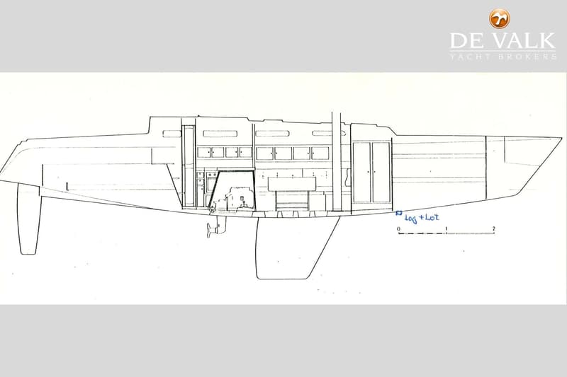 Een technische tekening van een boot in zijaanzicht, met een doorsnede van het interieur en de romp. — Faurby 396