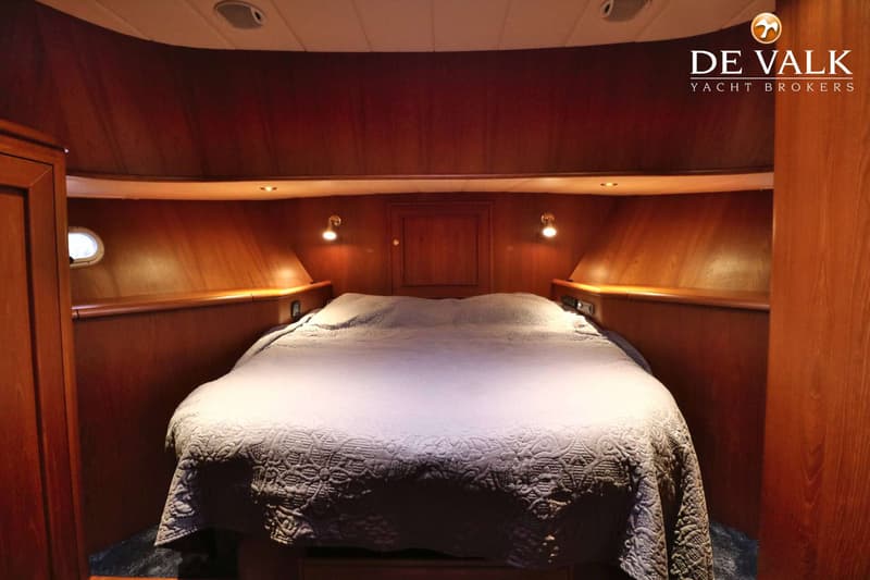 Een kajuit met een tweepersoonsbed, houten wanden en twee leeslampjes boven het hoofdeinde. — Boarncruiser 50 Classic Line