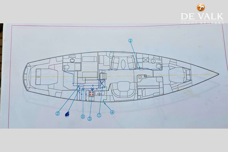 Een schematische tekening van de indeling van een boot met genummerde pijlen die systemen aanduiden. — Premier Dixon 62
