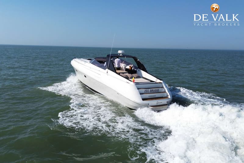 Een witte motorboot met de naam "ZEE-BRUGGE" vaart op open water, met een persoon aan boord. — Tullio Abbate 52 Exception