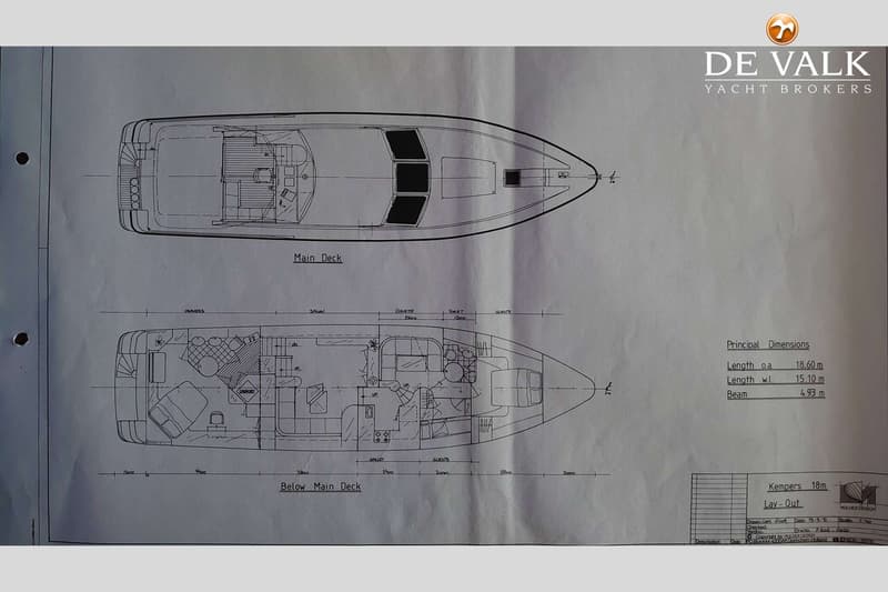 Een gedetailleerde blauwdruk van een boot met de indeling van het hoofddek en het benedendek, inclusief afmetingen.