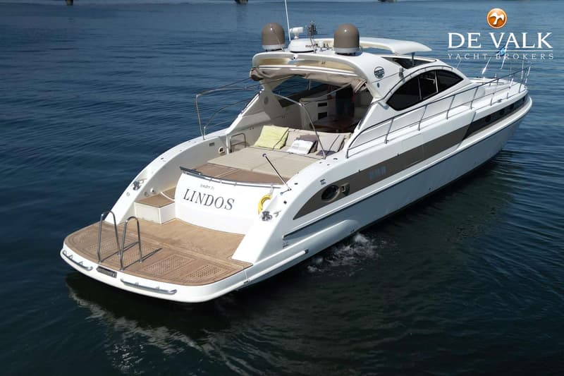 Een witte motorboot met de naam "LINDOS" op de spiegel, vaart op rustig blauw water. — Conam 58 Sport HT