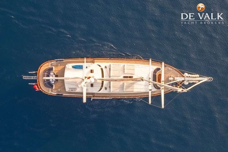 Een luchtfoto van een zeilboot met twee masten op open water. — Gullet 27