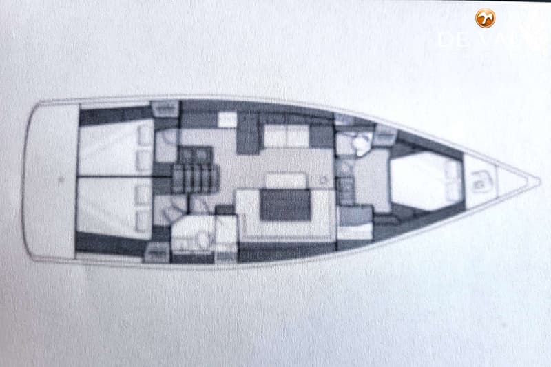 Een bovenaanzicht van een bootplattegrond met verschillende compartimenten en meubilair.