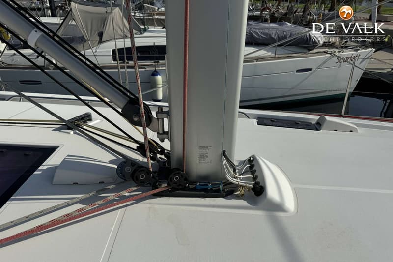 De foto toont een deel van het dek van een zeilboot met de mastvoet, lijnen en blokken. — Beneteau Oceanis 48