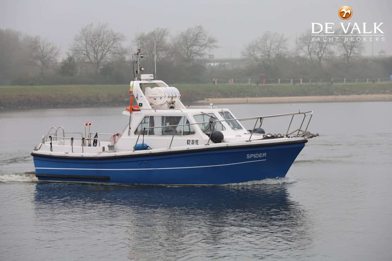 Een blauw-witte motorboot met de naam "SPIDER" en registratienummer "82-31-YE" vaart op water. — Lochin 333 Harbour Pilot