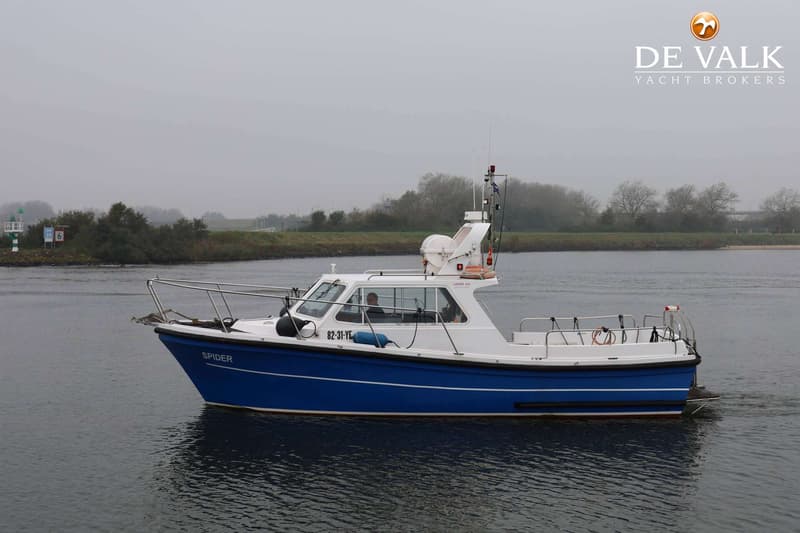 Een blauw-witte motorboot met de naam "SPIDER" en registratienummer "82-31-YE" vaart op water. — Lochin 333 Harbour Pilot