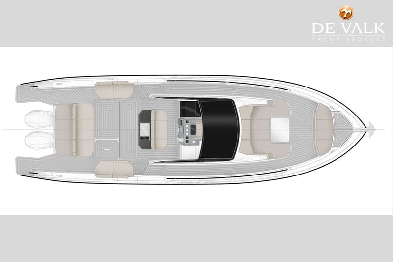 Een bovenaanzicht van een motorboot met twee buitenboordmotoren, zitplaatsen achterin, een stuurstand en een boegdek.