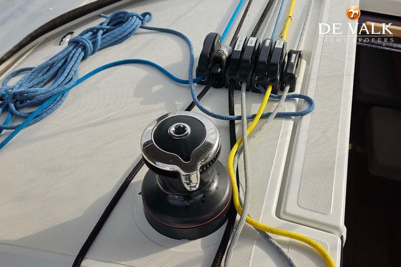 Een lier, touwen en stoppers op het dek van een boot zijn zichtbaar. — Jeanneau Sun Odyssey 490