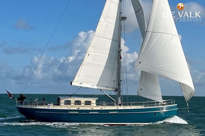 Een blauwe zeilboot met twee witte zeilen vaart op een zonnige dag over het water. — Noordkaper 48 -S