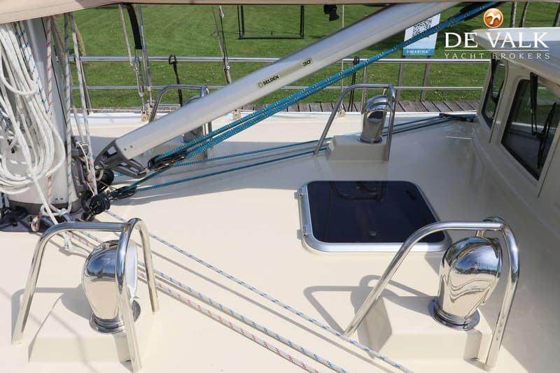 Een deel van het dek van een zeilboot met een mast, touwen, een luik en relingen. — Noordkaper 48 -S