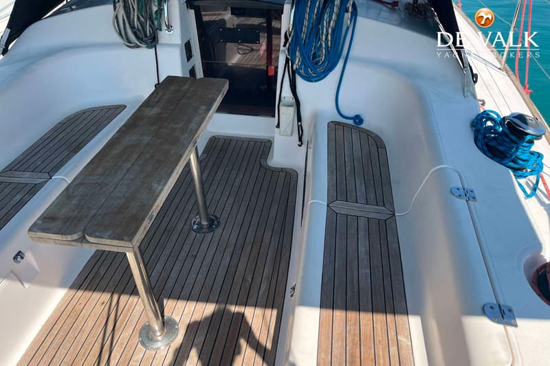 De foto toont een teakdek met een houten tafel, touwen en een lier in de kuip van een zeilboot. — Salona 41