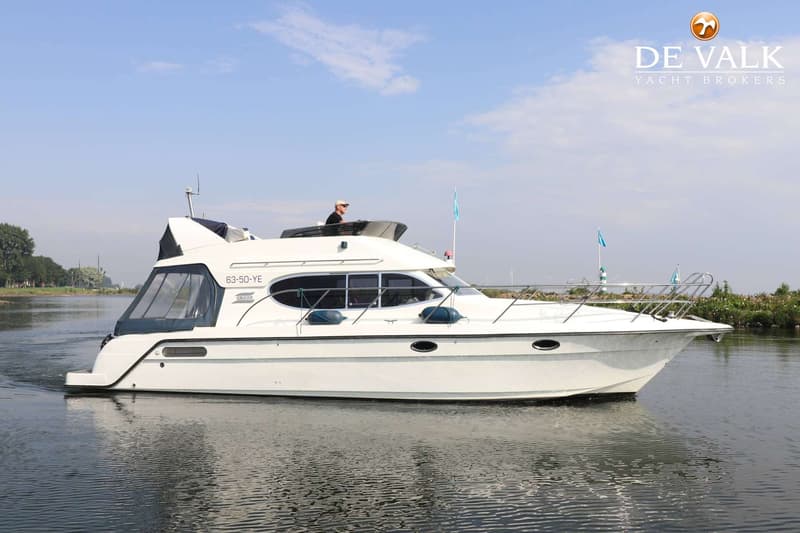 Een witte motorboot met registratienummer 63-50-YE vaart op rustig water onder een helderblauwe lucht. — Galeon 380 Fly