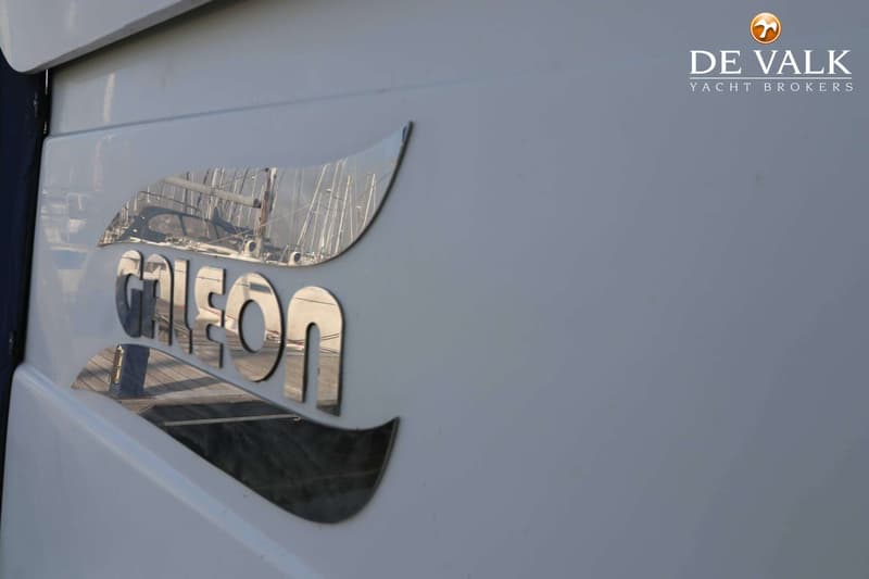Een close-up van de zijkant van een boot met het woord "GALEON" in zilverkleurige letters. — Galeon 380 Fly