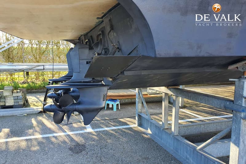 De onderkant van een boot met twee buitenboordmotoren en propellers, staand op een metalen bok. — Galeon 380 Fly