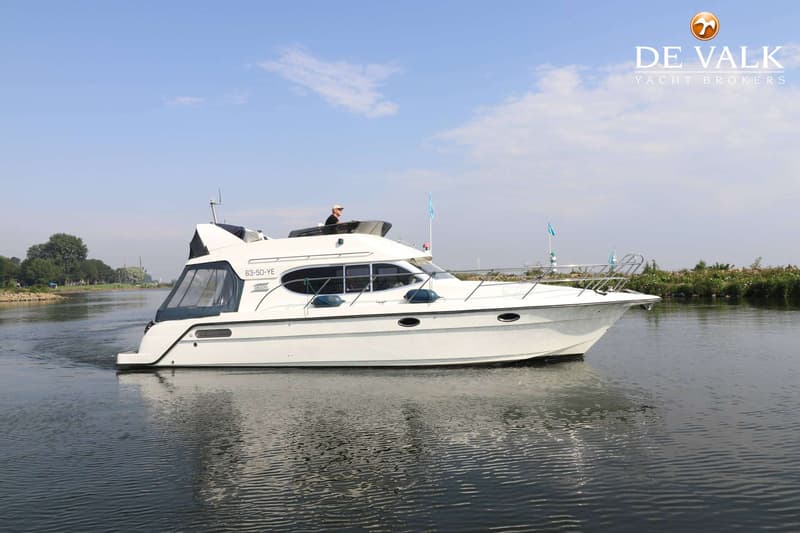Een witte motorboot met de registratie "63-50-YE" vaart op een waterweg met een persoon aan het roer. — Galeon 380 Fly