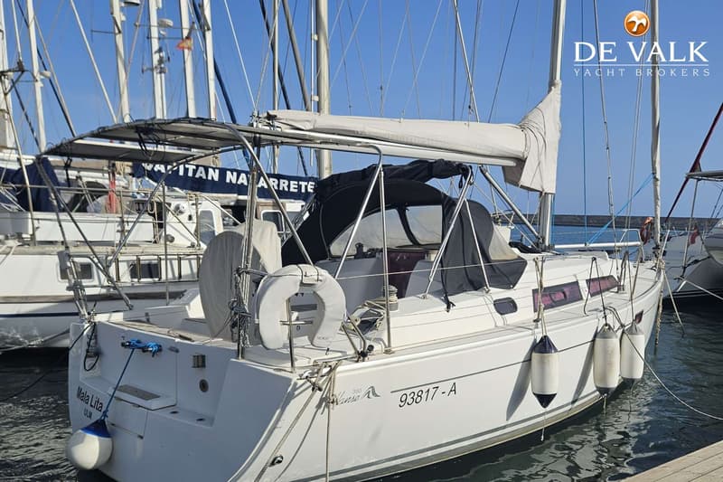 Een witte zeilboot met een zwarte buiskap en bimini ligt aangemeerd, met de registratie "93817-A" en "Hanse 350" op de romp.