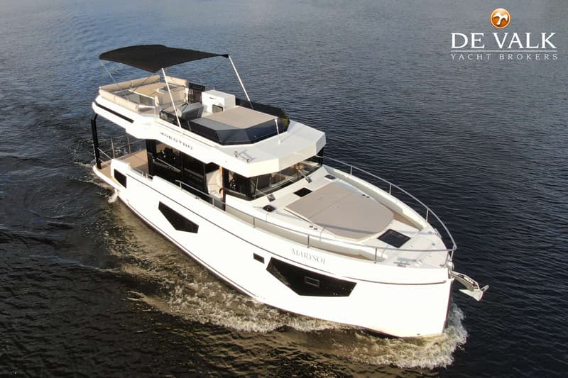 Een witte motorboot met de naam "MARYSOL" vaart op open water, gezien vanuit een hoge hoek. — Cobra Yachts Maestro 42