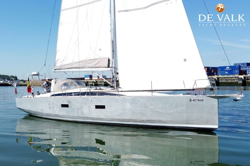 Een witte zeilboot met een Belgische vlag en registratienummer B407668 vaart op kalm water. — Berckemeyer 43