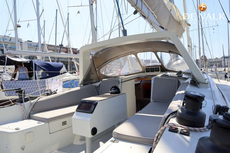 Een zeilboot met een stuurstand, kompas, navigatiescherm en zitkussens in de kuip. — Berckemeyer 43