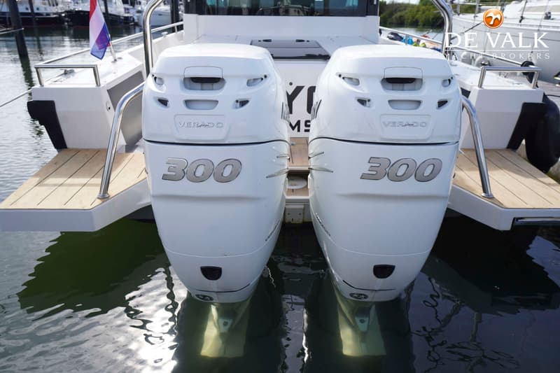 Twee witte buitenboordmotoren met "VERADO" en "300" erop, gemonteerd aan de achterkant van een boot. — Axopar 37 AC