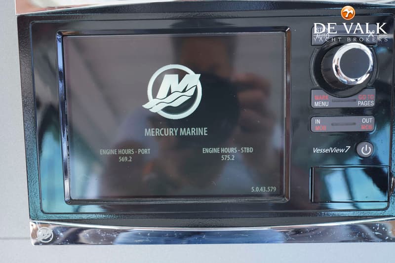 Een Mercury Marine VesselView 7 display toont motoruren voor bakboord (569.2) en stuurboord (575.2).