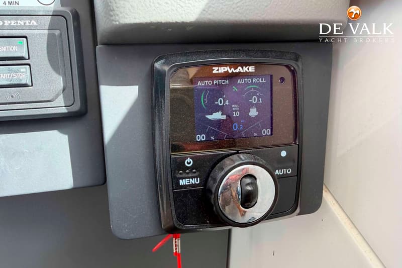 Een close-up van een Zipwake bedieningspaneel met een draaiknop en knoppen voor 'MENU' en 'AUTO'.