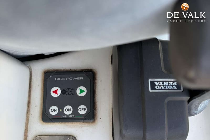 Een bedieningspaneel voor een boegschroef met knoppen voor links, rechts, aan en uit, en een Volvo Penta-logo.