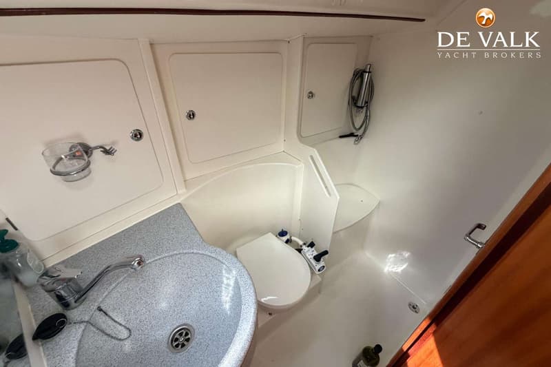 De foto toont een badkamer met een wastafel, toilet en douche in een boot. — Bavaria 47 Cruiser