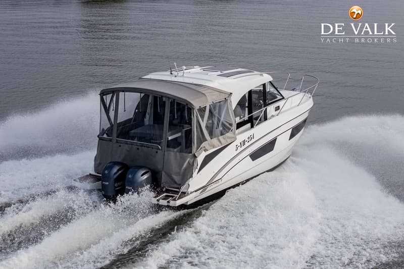 Een witte motorboot met twee buitenboordmotoren vaart over water, met een grijze bimini-top en registratienummer 5-YH-254.