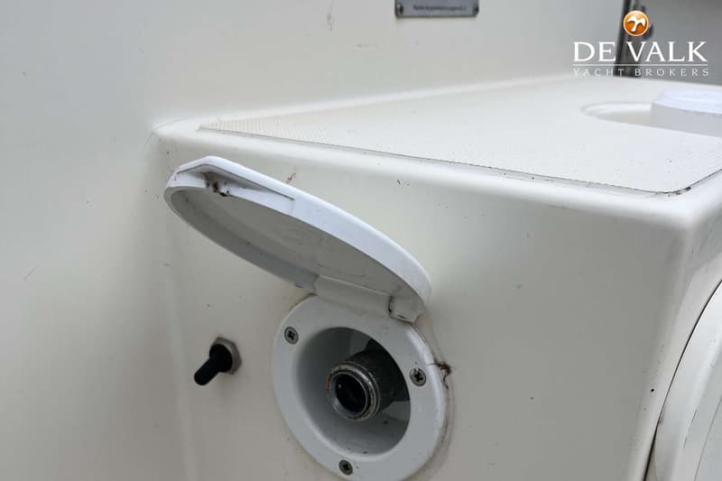 Een detailfoto van een witte boot met een open vuldop en een zwarte schakelaar. — Rhea Marine 750