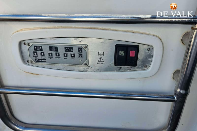 Een bedieningspaneel met knoppen en schakelaars voor automatische functies, verlichting en een garagedeur, ingebed in een…