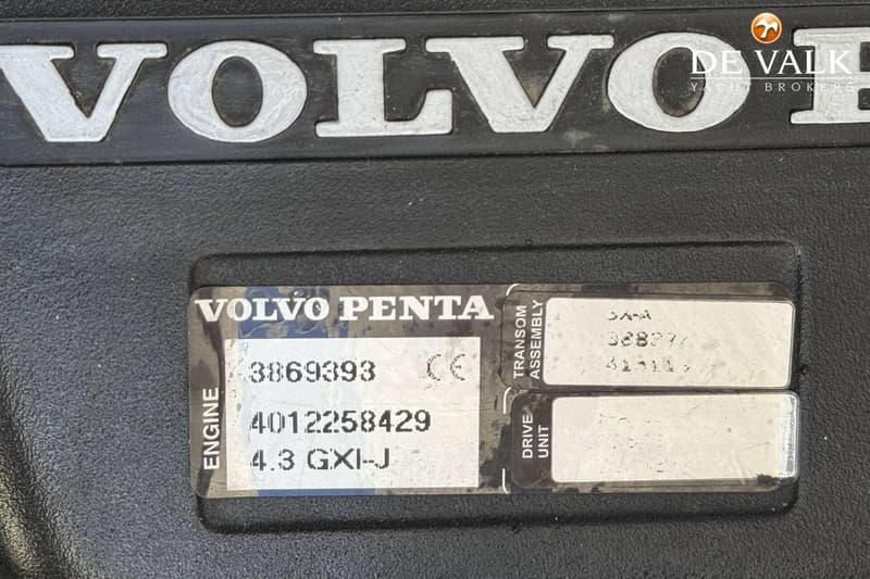 Een close-up van een zwart oppervlak met het woord "VOLVO" en een Volvo Penta-label met serienummers en "4.3 GXI-J".
