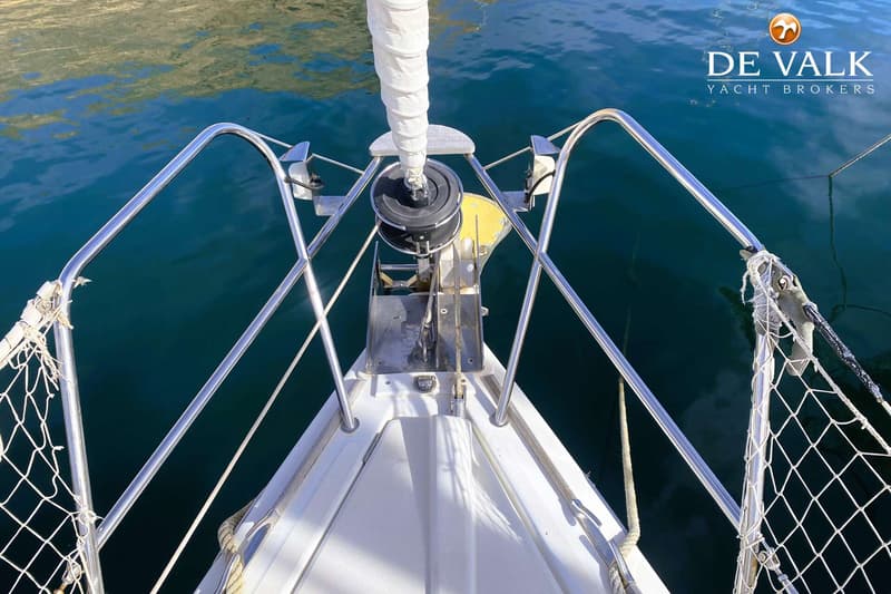 De boeg van een witte zeilboot met een opgerold zeil, reling en ankerlier is zichtbaar. — Jeanneau Sun Odyssey 39 DS